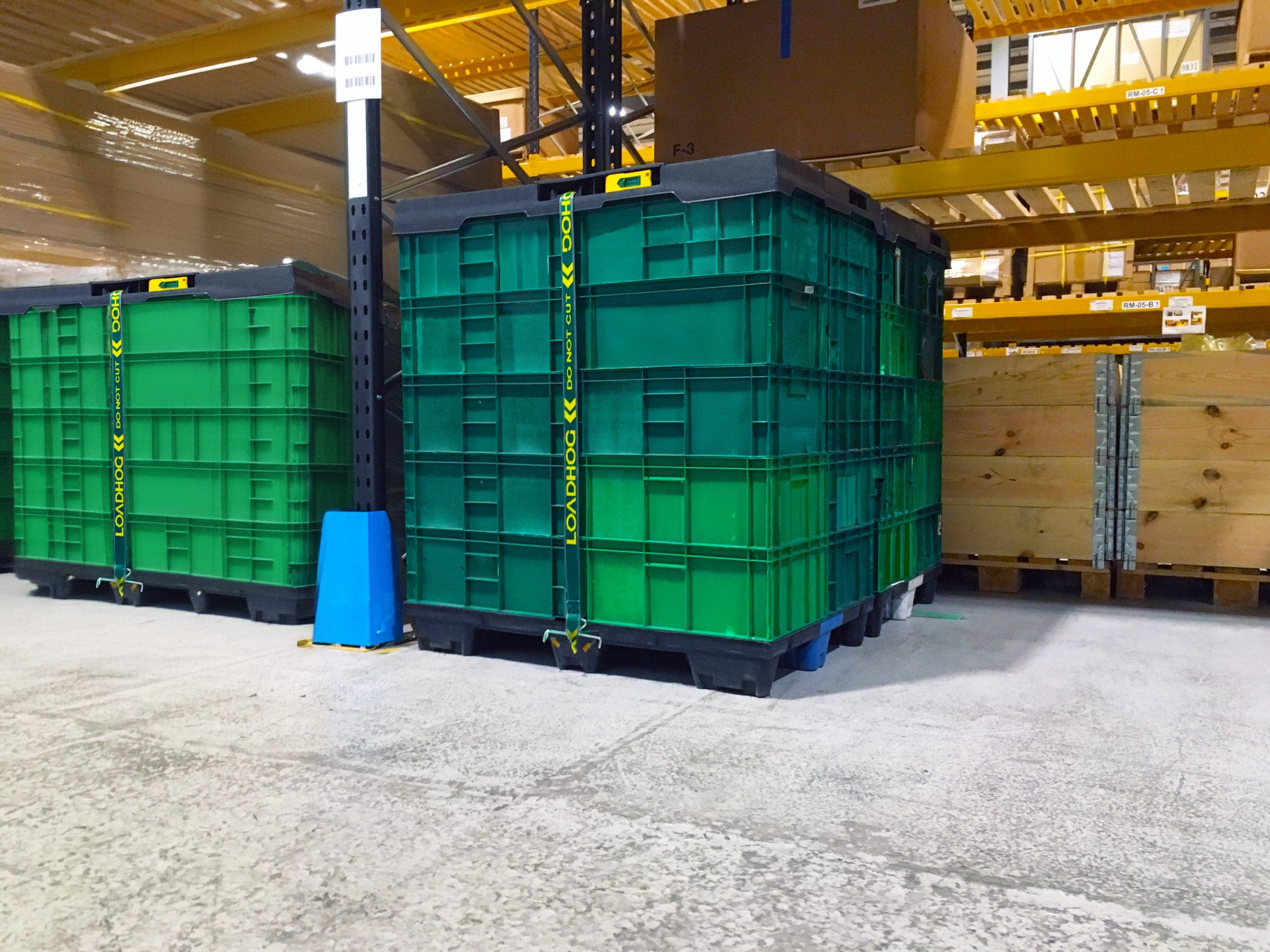 pallet lid securing a pallet load in warehouse