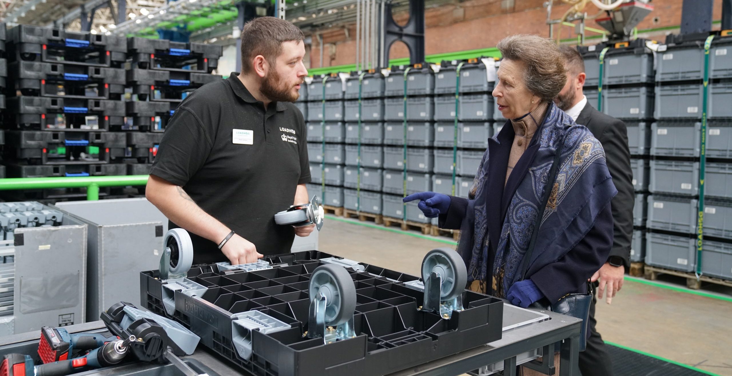 HKH The Princess Royal in gesprek met Loadhog medewerker over de Dolly Max