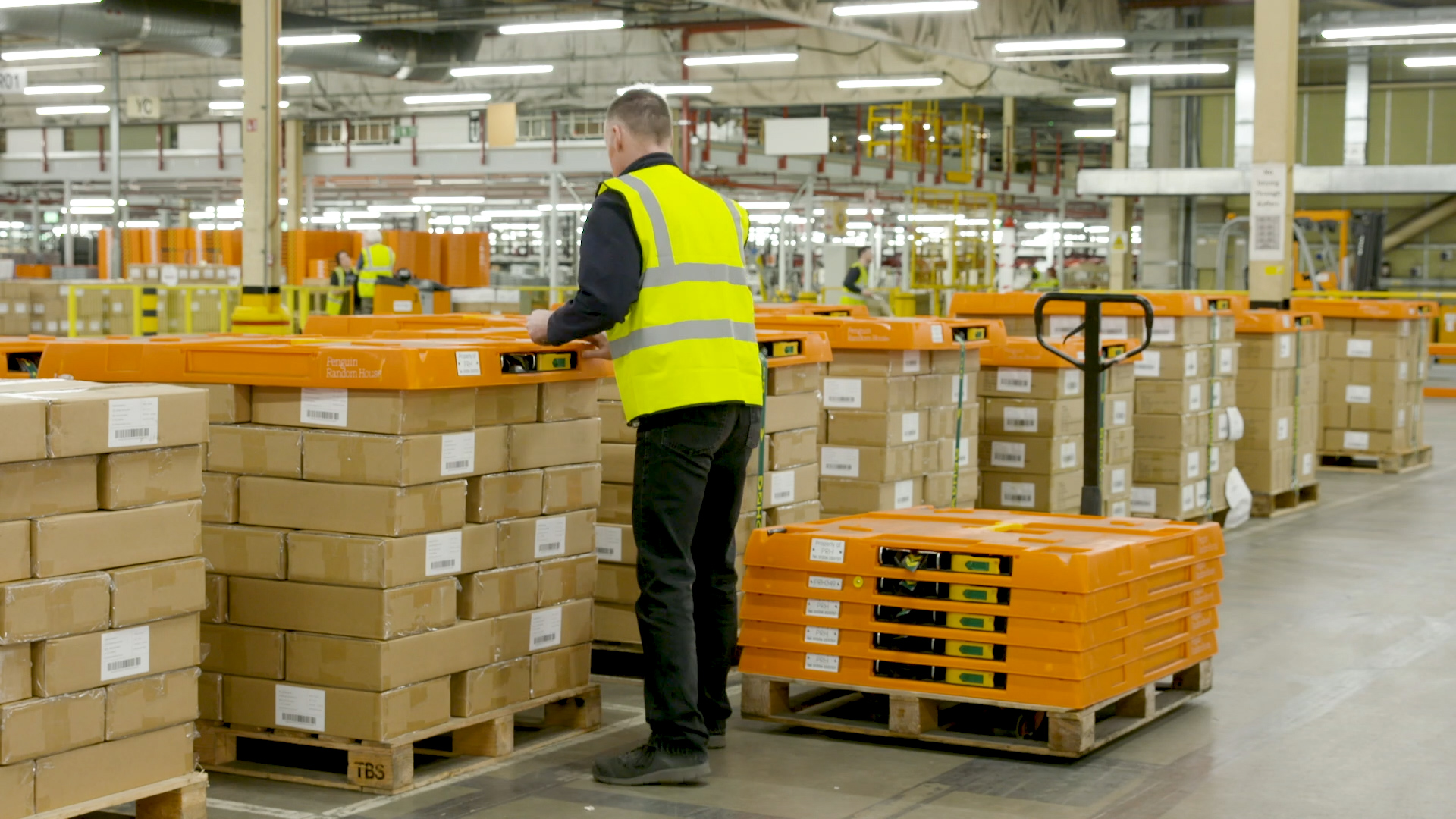 Penguin Random House removes stretch wrap with the Pallet Lid