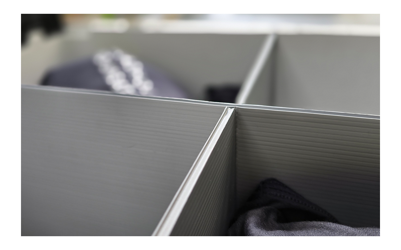 Omnimax Bale Arm dividers create secure compartments inside the container, keeping products separated and stable. This prevents movement during transit and reduces the risk of damage.